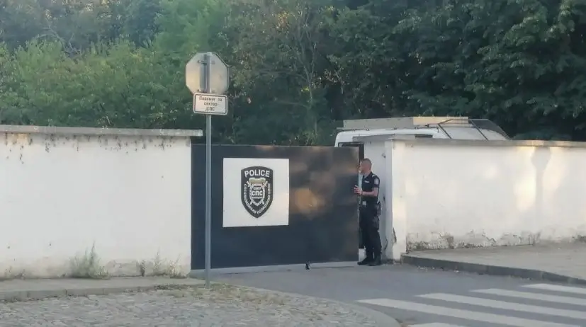 Това е полицаят Филипов, гръмнат в главата от 6-г. си дете