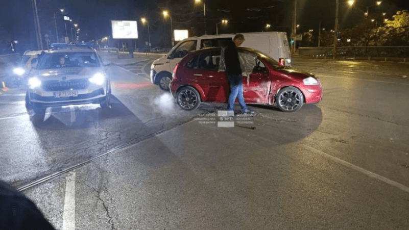 Извънредно! Жестока гонка край НДК, автокрадец блъсна полицай