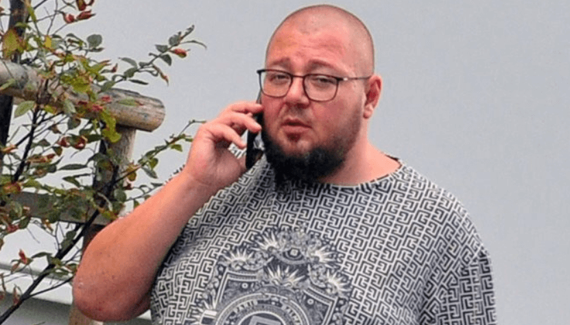 Християн Гущеров показва лукс от морето, но крие, че си брои стотинките и майка му го е натирила!